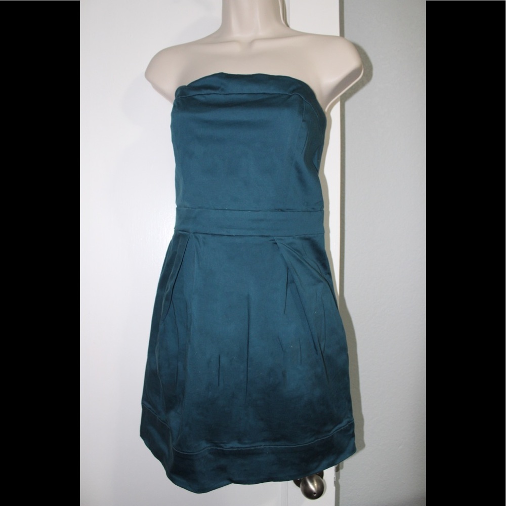 A casually elegant strapless teal dress 💁🏼‍♀️